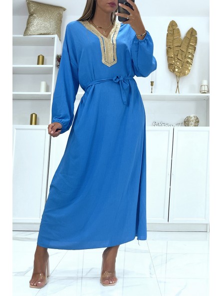 Sublime abaya bleu à détails dorés au niveau du col et ceinture à la taille - 2