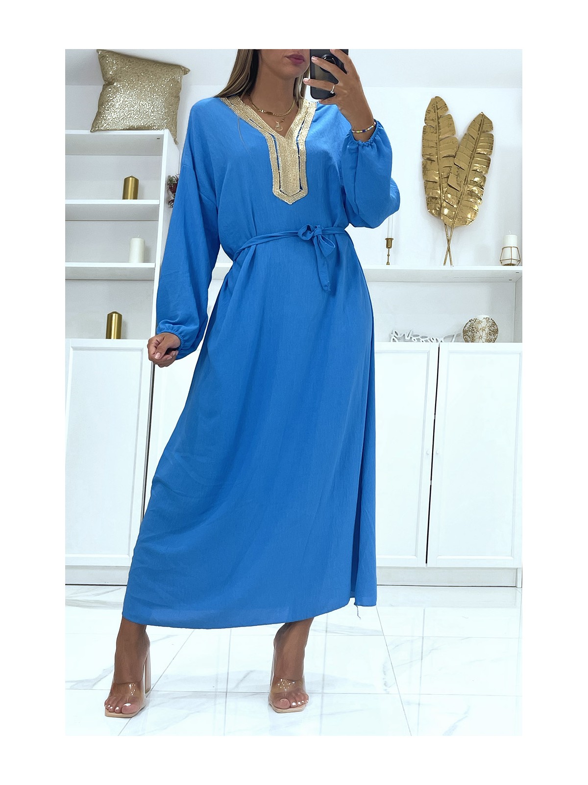 Sublime abaya bleu à détails dorés au niveau du col et ceinture à la taille - 2