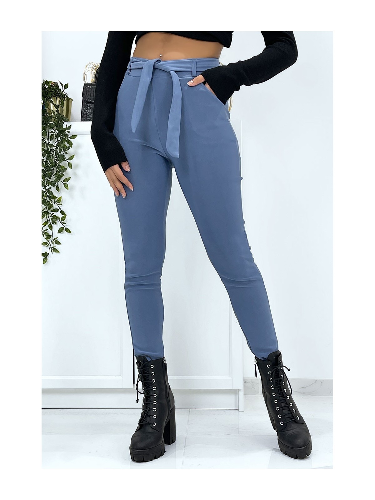 Pantalon slim bleu avec poches et ceinture. Pantalon femme - 1