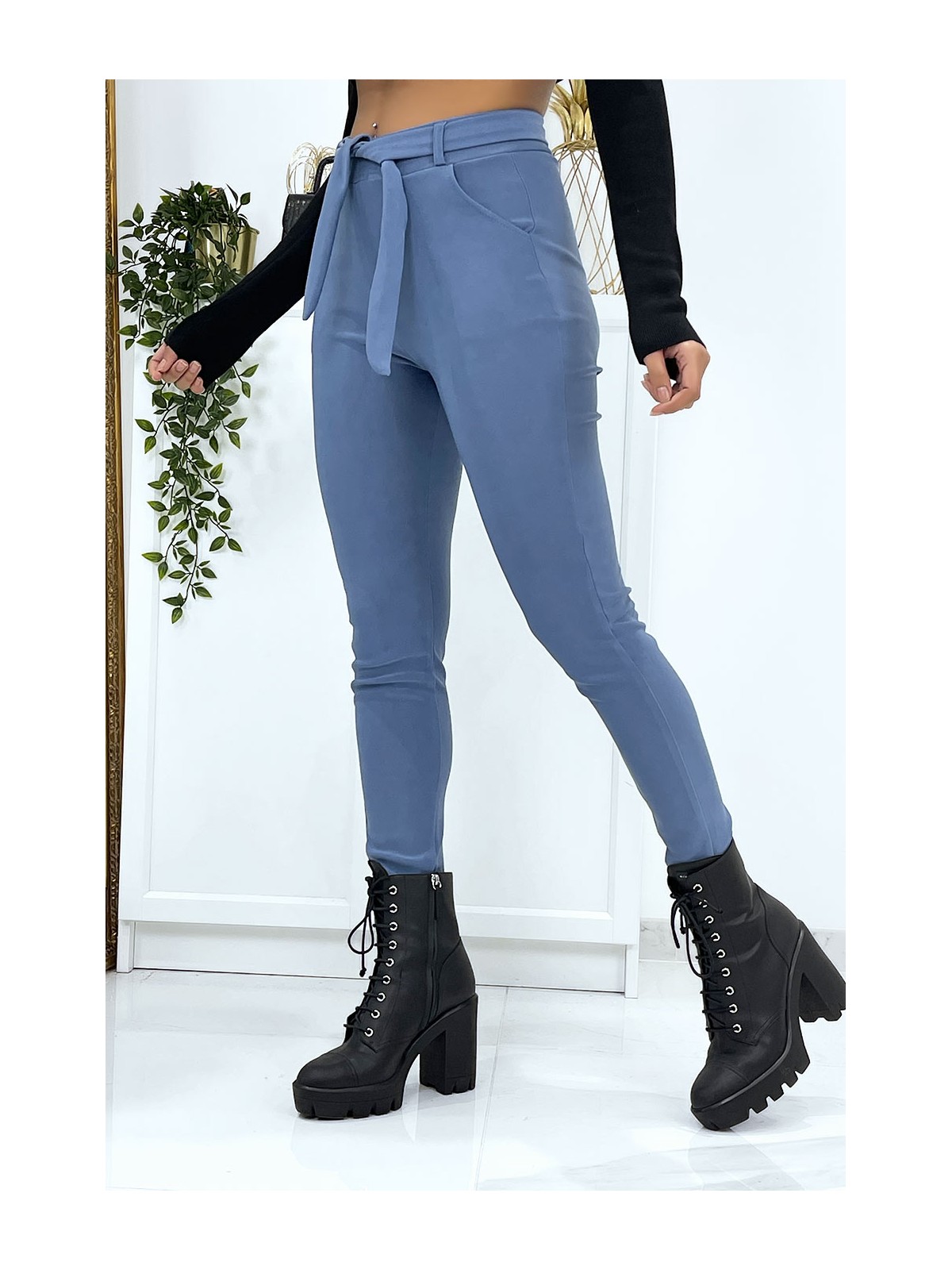 Pantalon slim bleu avec poches et ceinture. Pantalon femme - 3