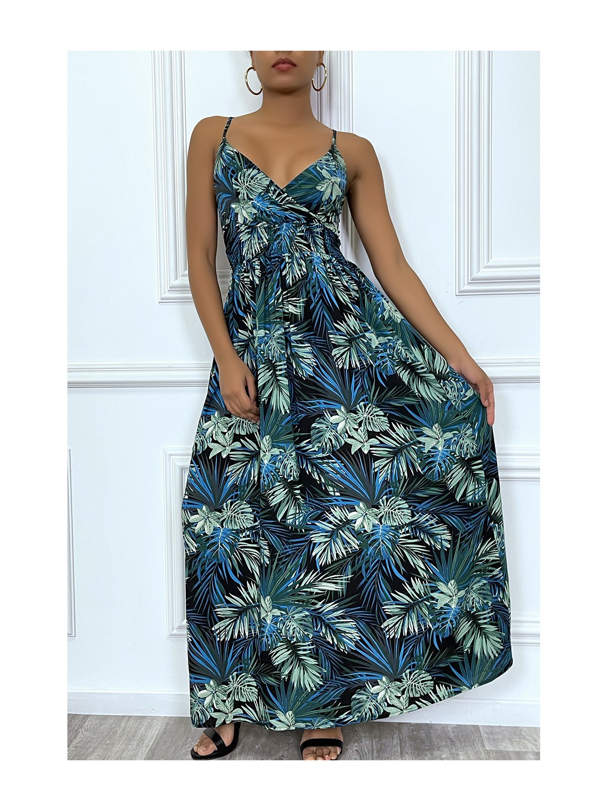 Longue robe d'été bleu royal à imprimé tropical et cintrée à la taille. - 1