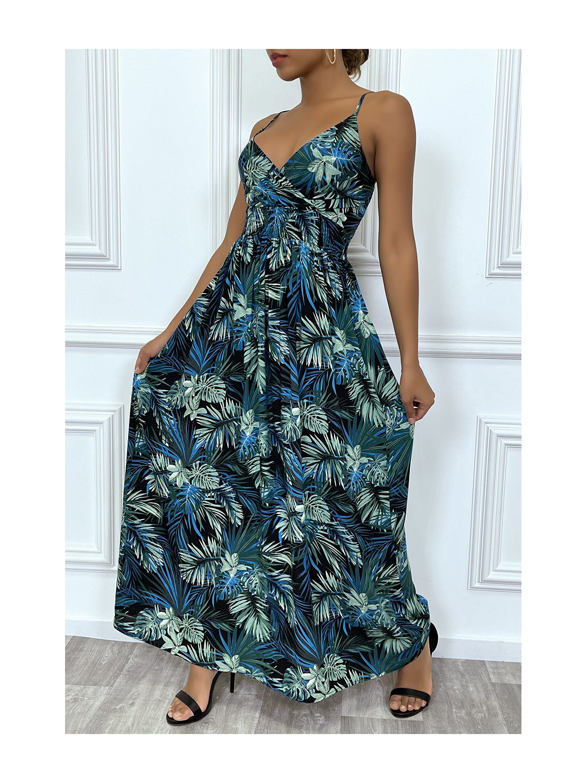 Longue robe d'été bleu royal à imprimé tropical et cintrée à la taille. - 2