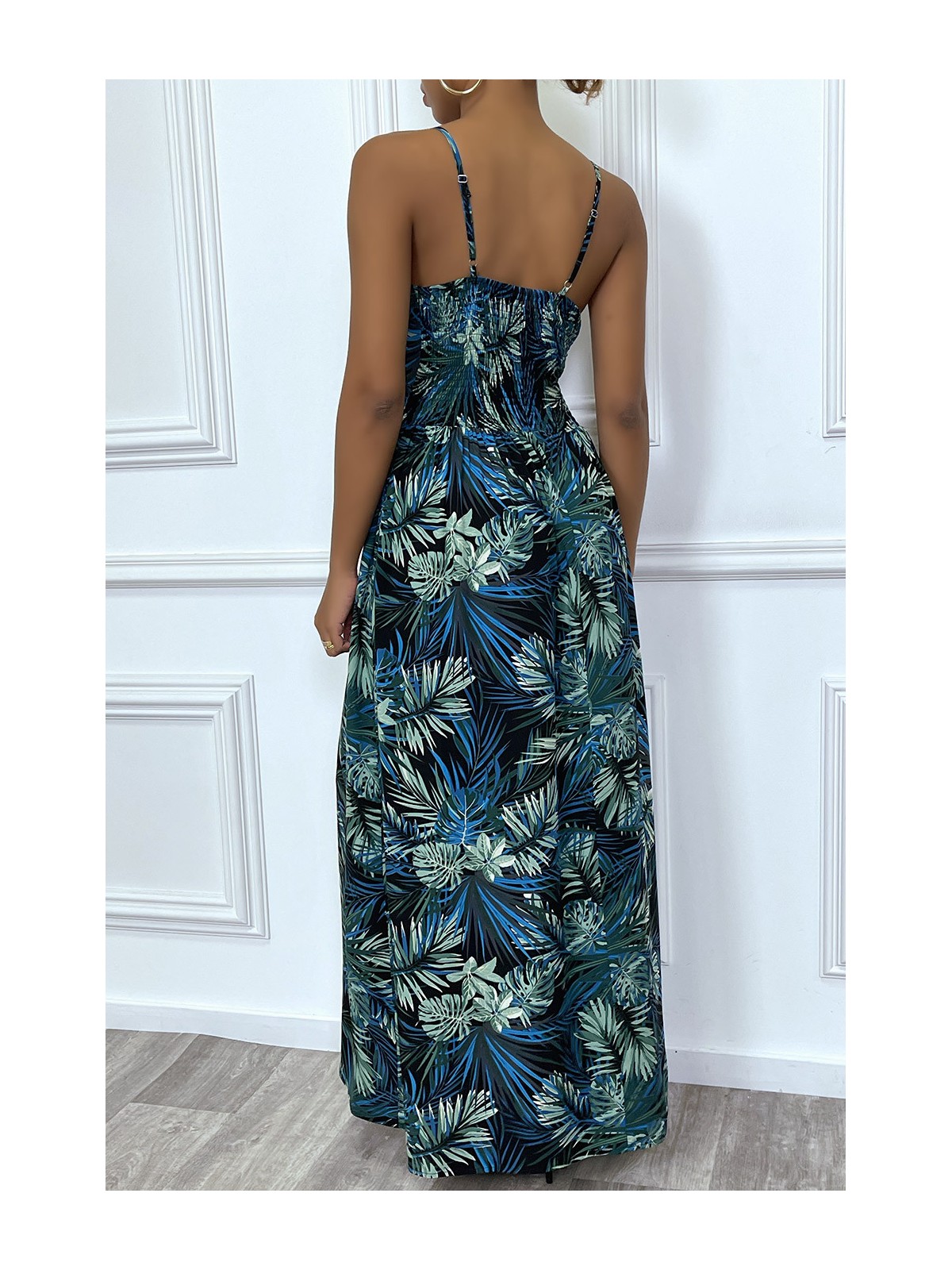 Longue robe d'été bleu royal à imprimé tropical et cintrée à la taille. - 4