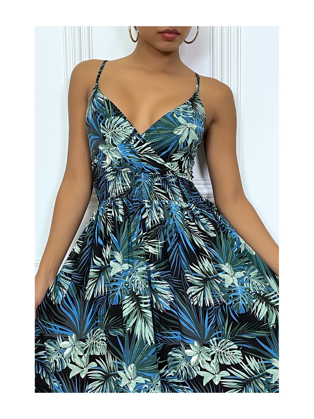Longue robe d'été bleu royal à imprimé tropical et cintrée à la taille. - 5