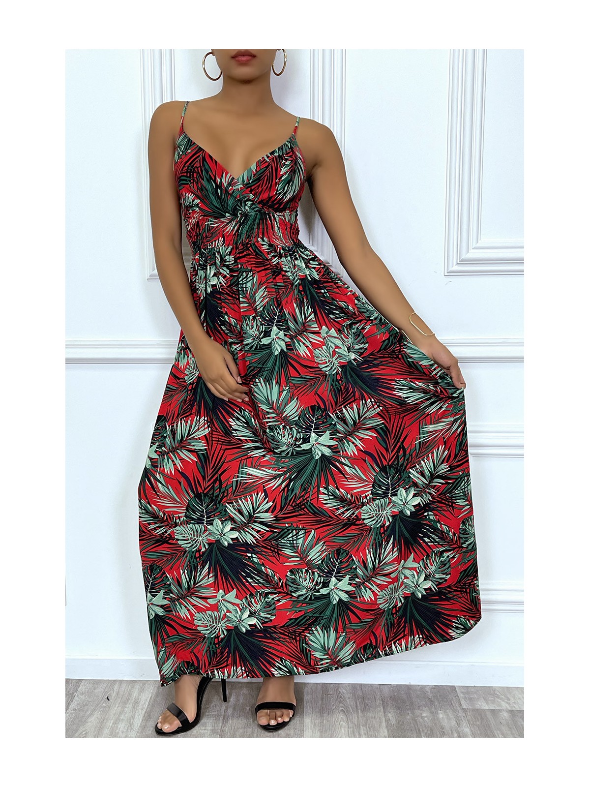 Longue robe d'été rouge à imprimé tropical et cintrée à la taille. - 1