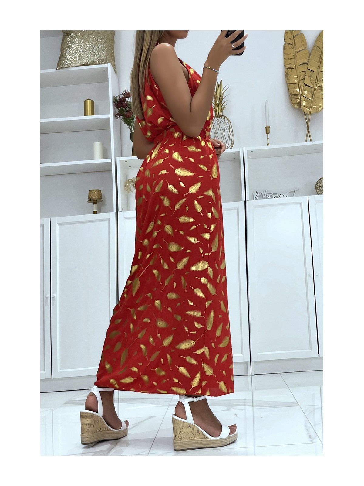 Longue robe rouge motif plumes avec attache au col - 4