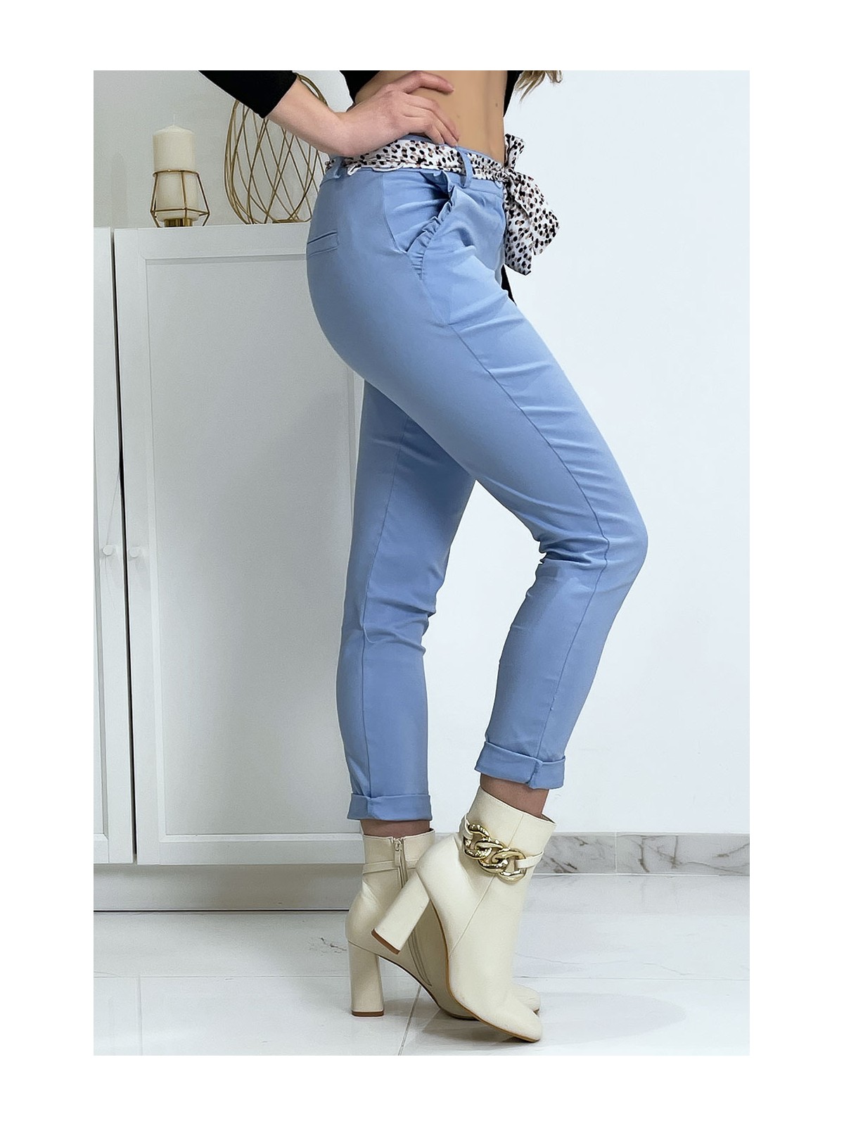 Pantalon strech bleu avec poches froufrou et ceinture - 8
