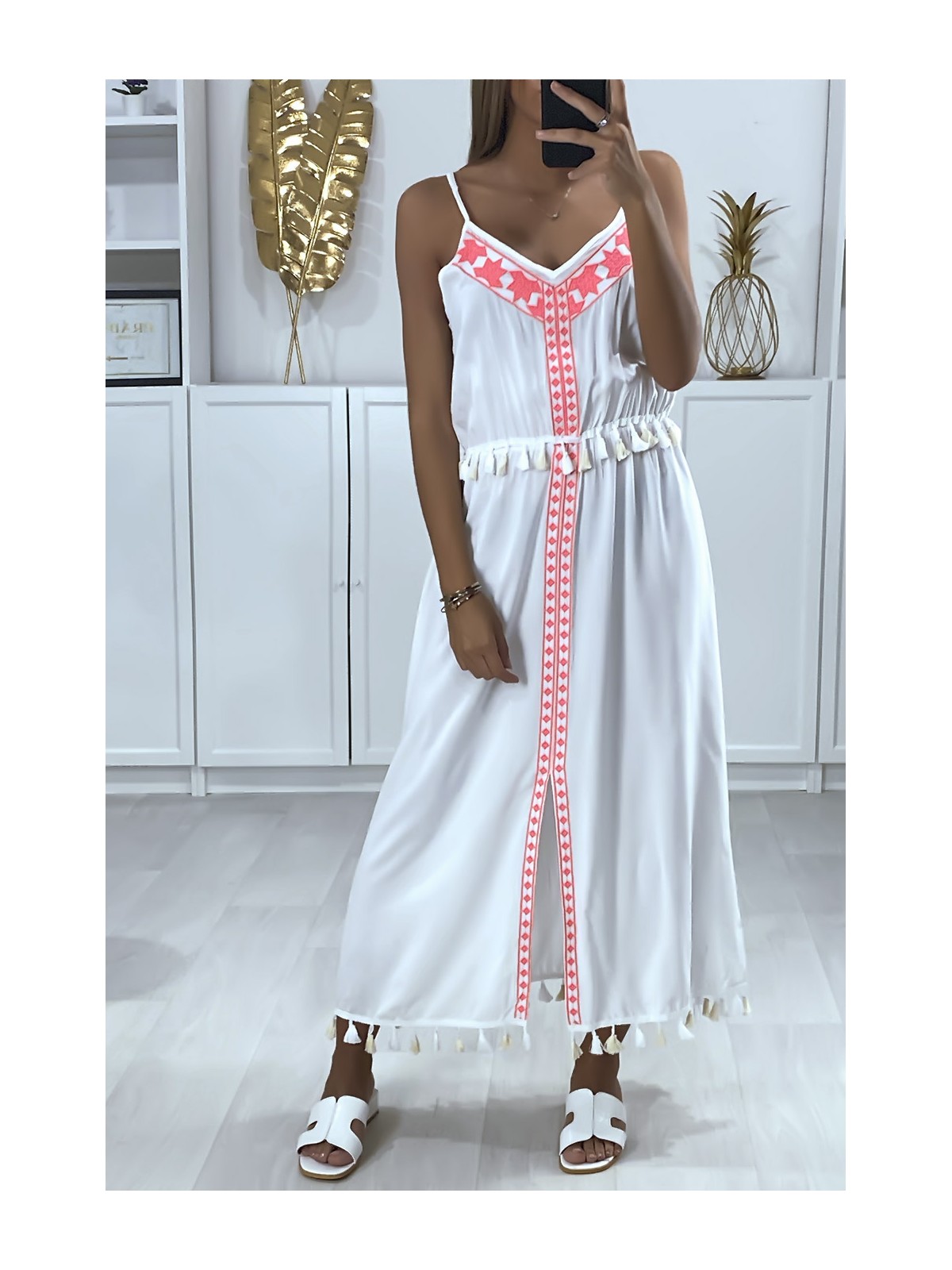 Longue robe blanche avec broderie fuchsia et pompon - 2