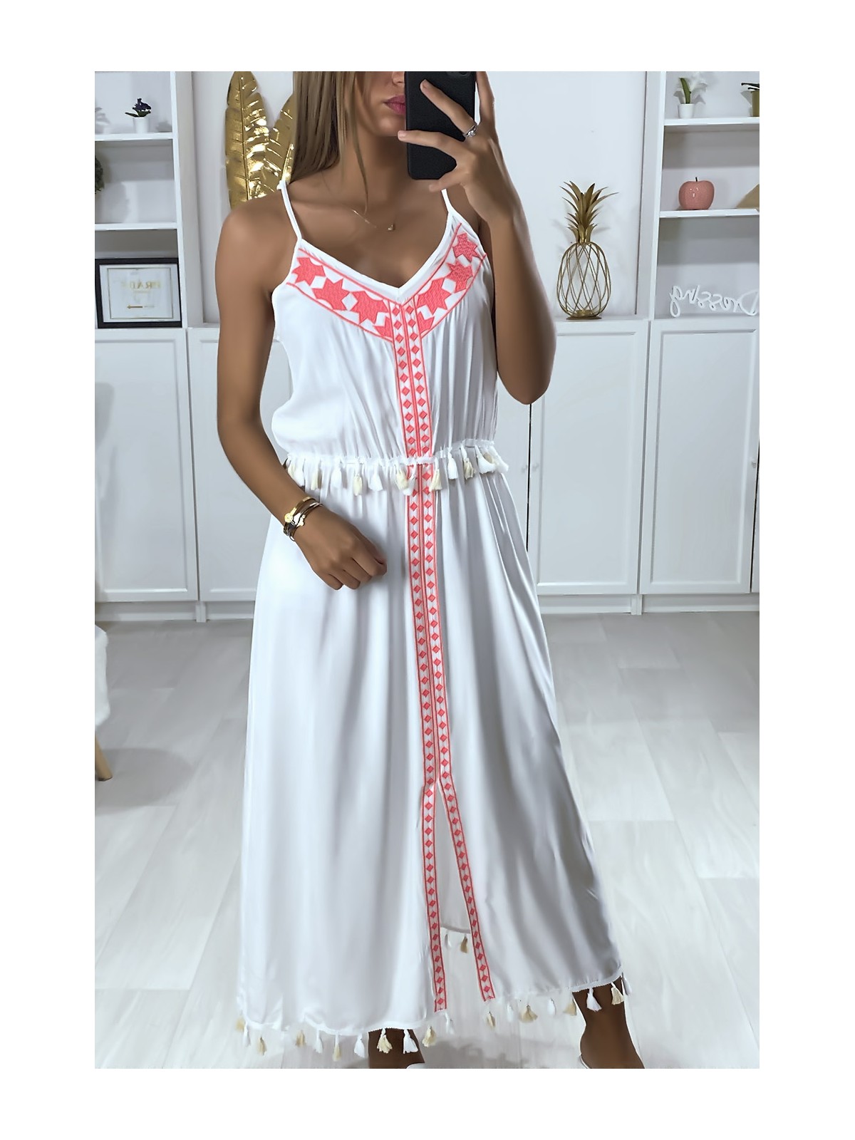 Longue robe blanche avec broderie fuchsia et pompon - 3