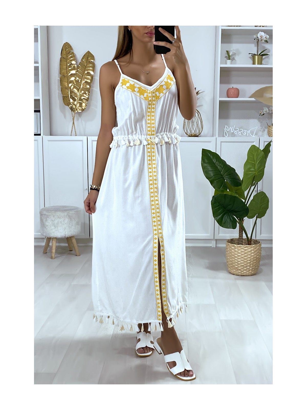 Longue robe blanche avec broderie jaune et pompon - 2