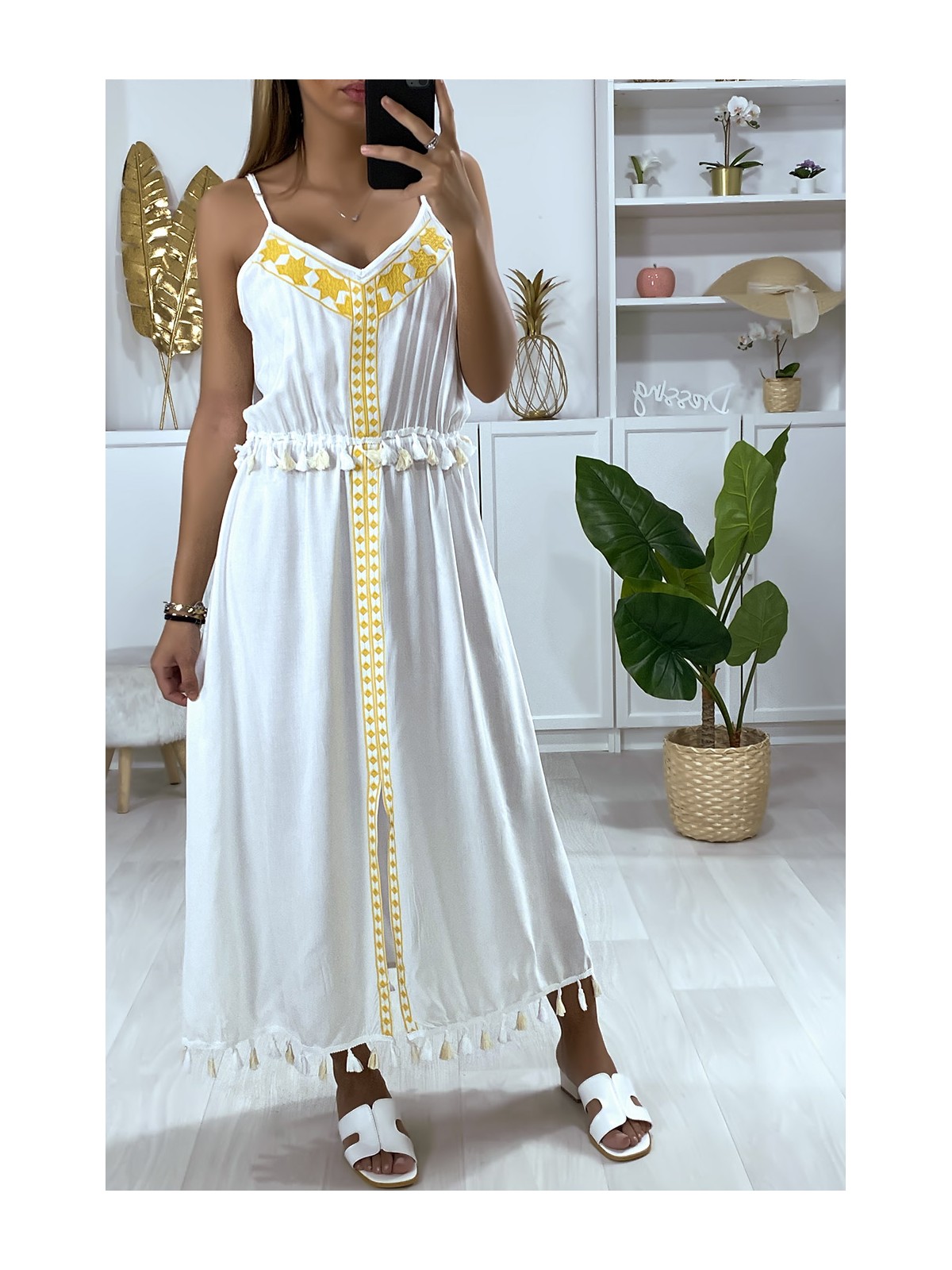 Longue robe blanche avec broderie jaune et pompon - 3