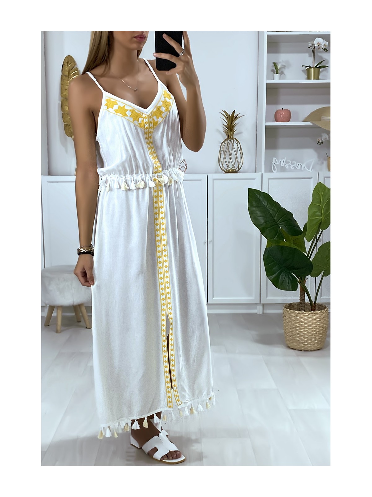Longue robe blanche avec broderie jaune et pompon - 4