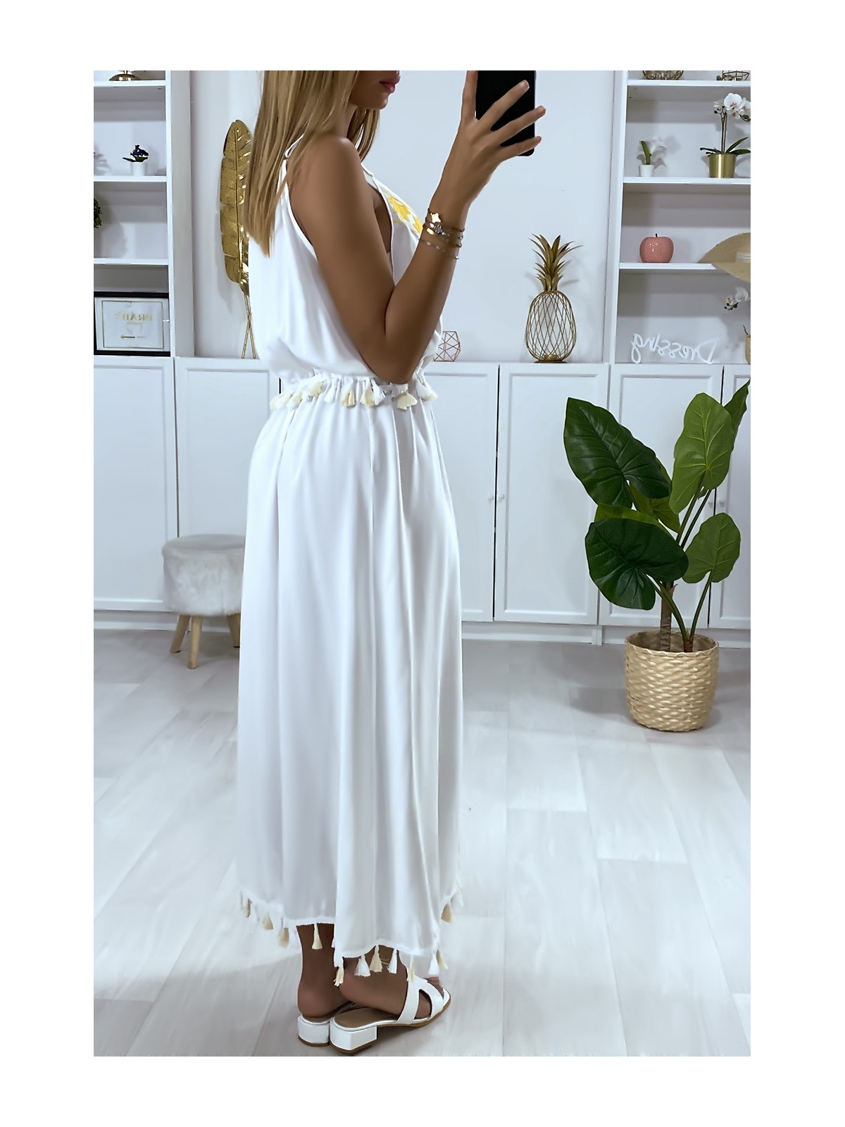 Longue robe blanche avec broderie jaune et pompon - 5