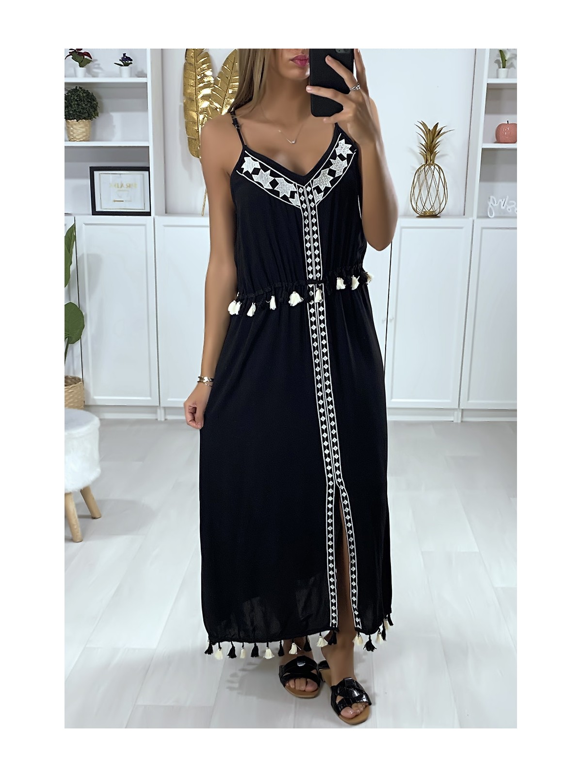 Longue robe noire avec broderie blanche et pompon - 1