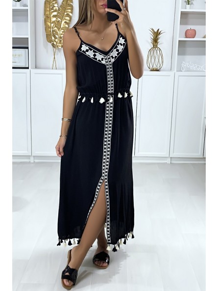 Longue robe noire avec broderie blanche et pompon - 2
