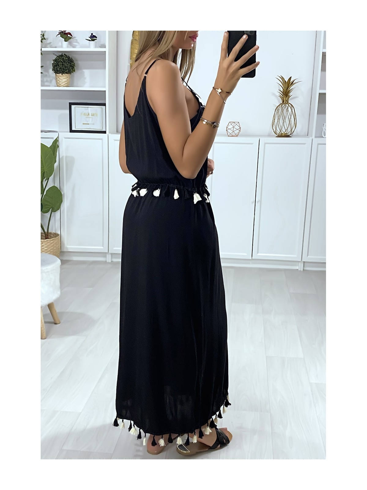 Longue robe noire avec broderie blanche et pompon - 4