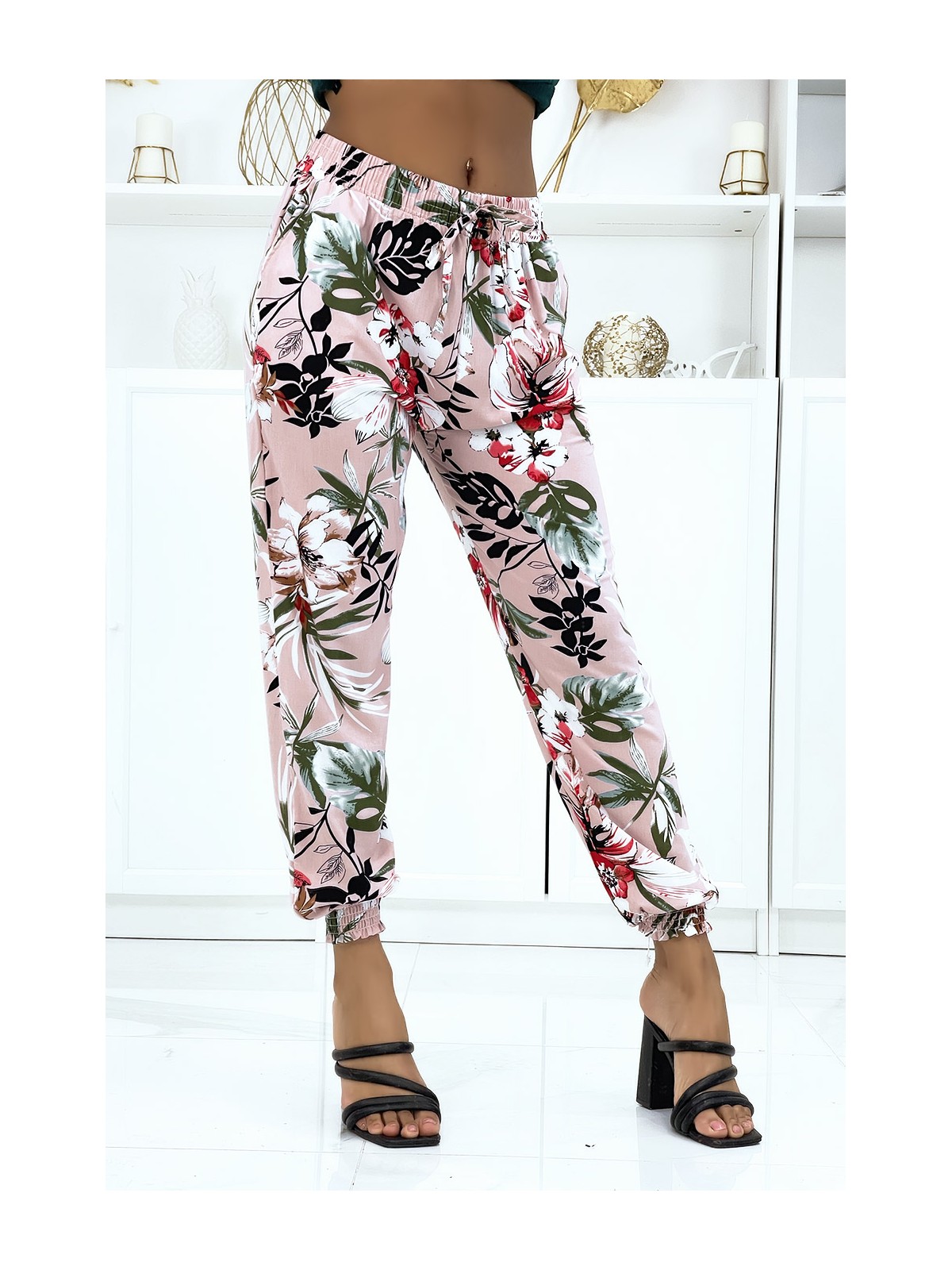 Pantalon rose à fleurs, fluide élastique à la taille et aux chevilles  - 2
