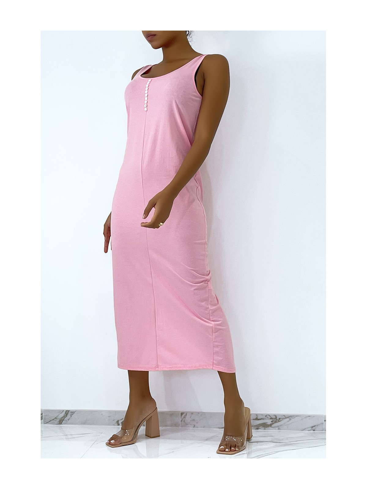 Longue robe rose fluide avec bouton sur l'avant et fente à l'arrière - 2
