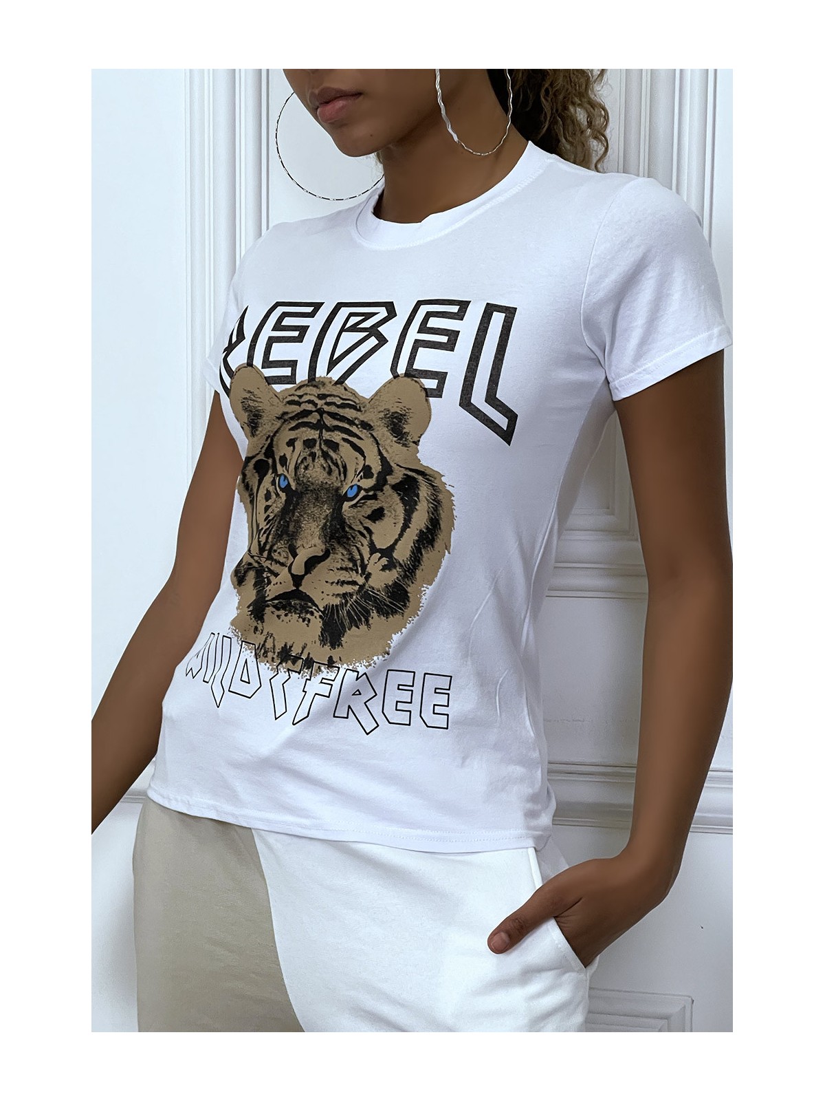 Tee-shirt blanc cintrée avec écriture REBEL et tête de lion - 4