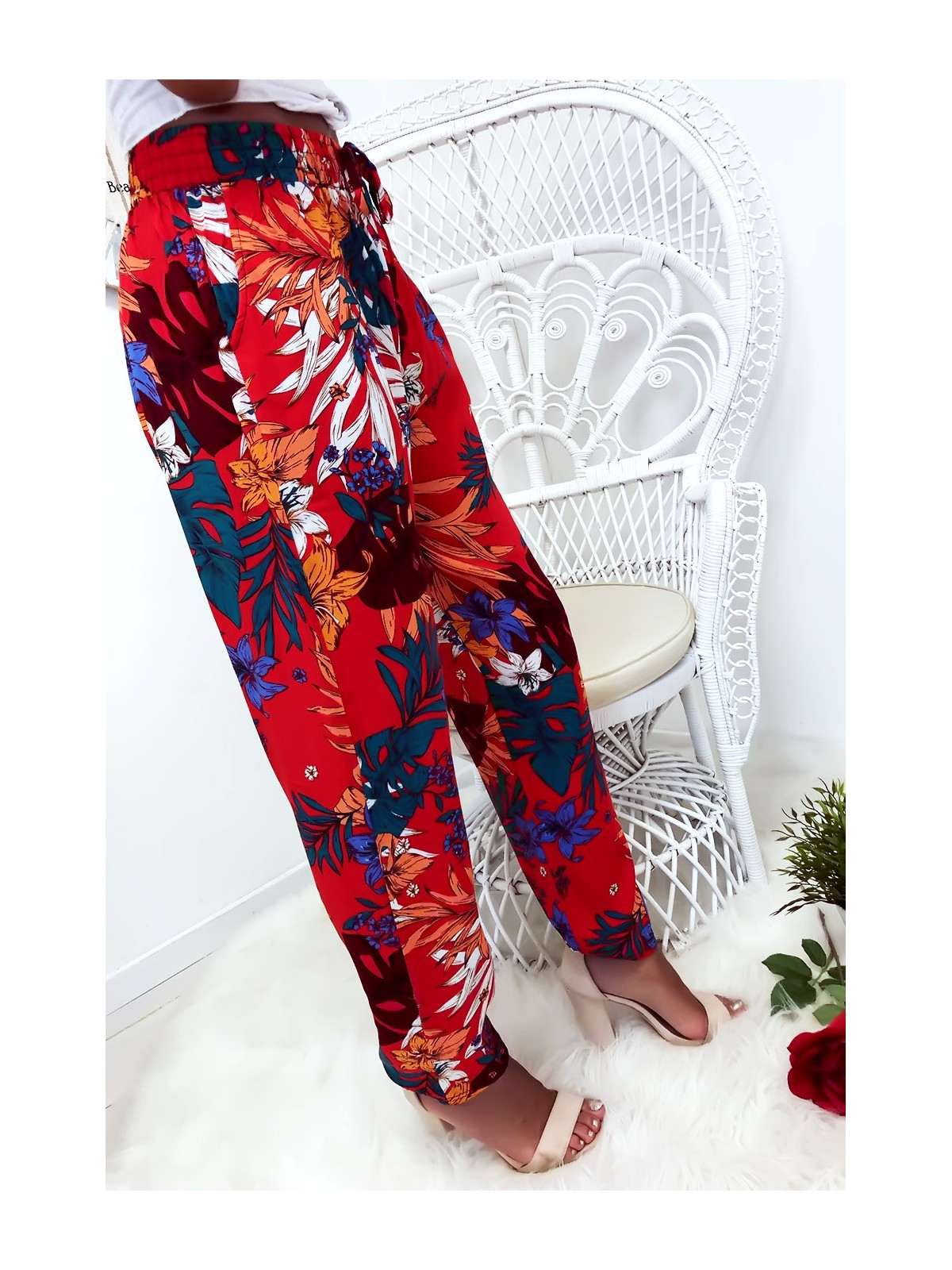 Pantalon fluide très agréable à porter en coton, motif fleuri rouge avec poche et lacet - 2