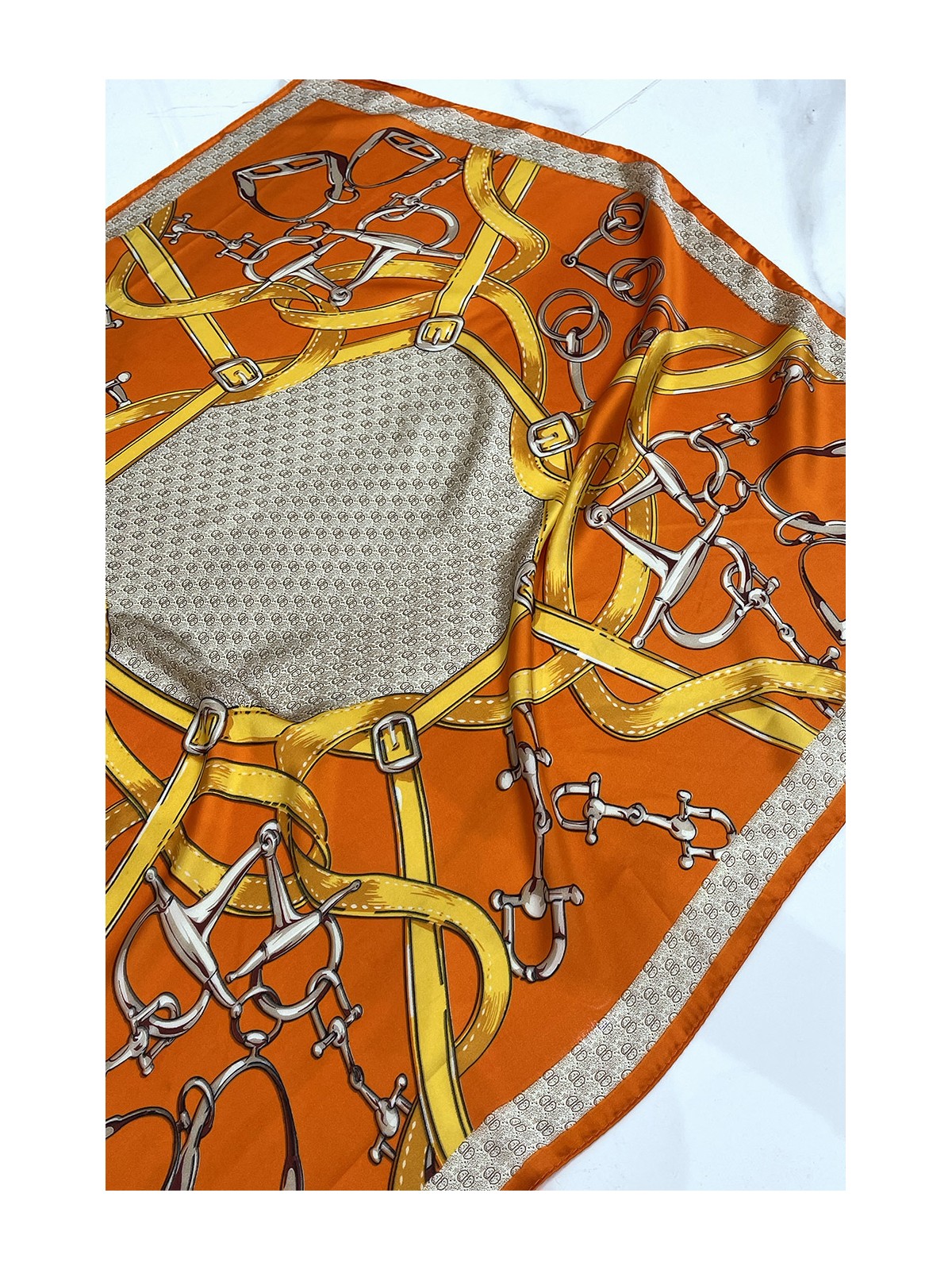 Foulard en soie orange à imprimé chaînes style luxe - 3