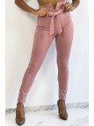Pantalon slim rose taille haute avec ceinture et forme V - 2