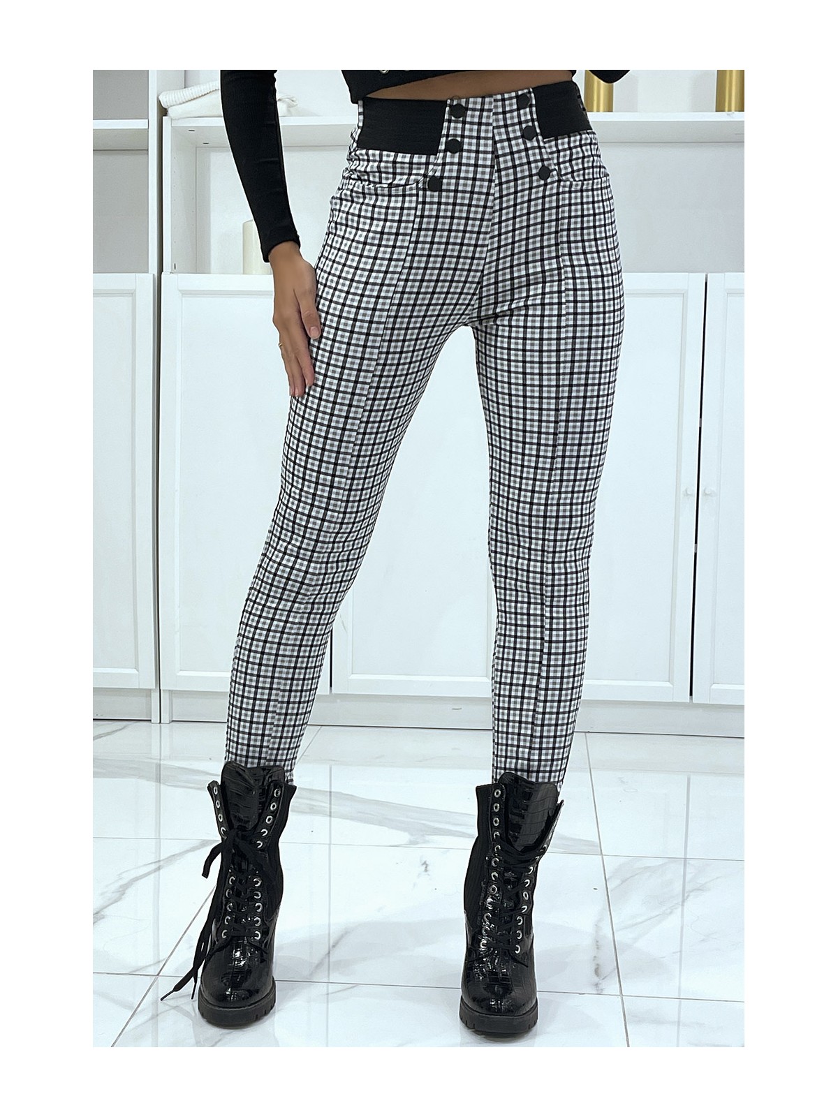 Pantalon blanc et noir motif carreaux avec poches boutons et élastique à la taille - 2