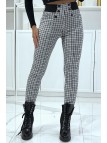 Pantalon blanc et noir motif carreaux avec poches boutons et élastique à la taille - 2