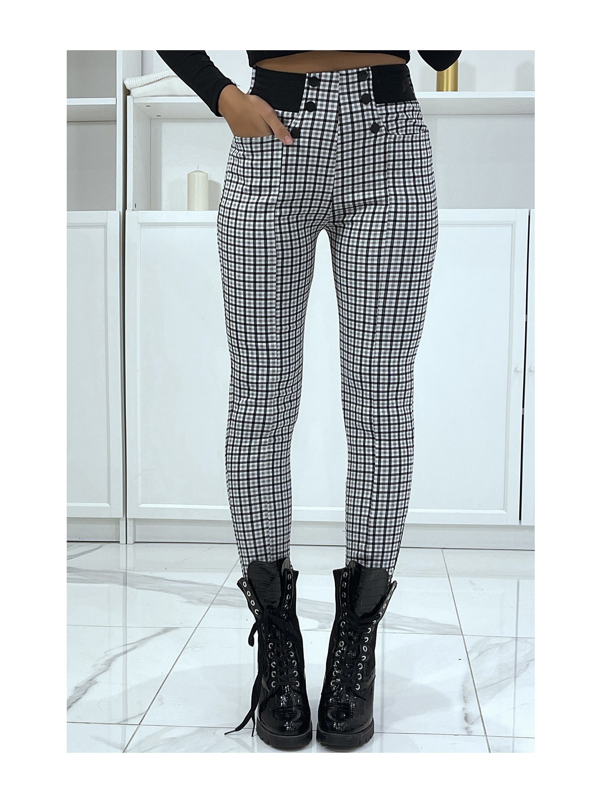 Pantalon blanc et noir motif carreaux avec poches boutons et élastique à la taille - 3