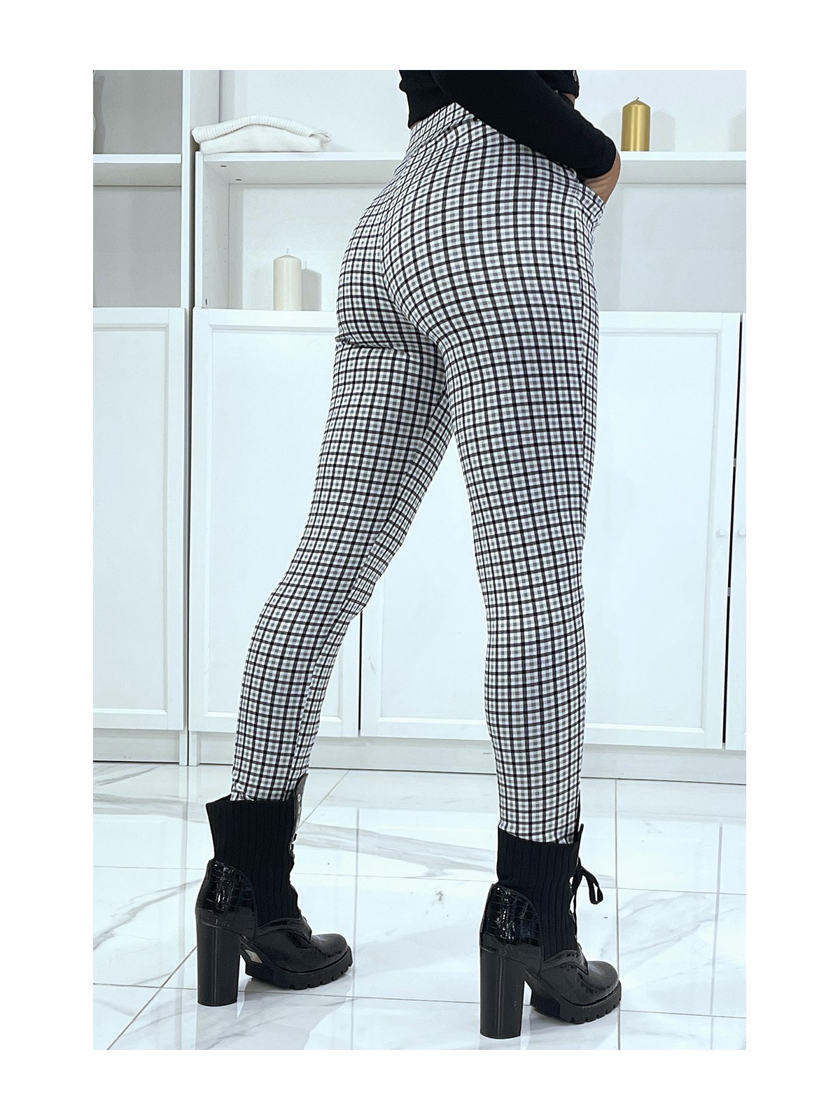 Pantalon blanc et noir motif carreaux avec poches boutons et élastique à la taille - 4