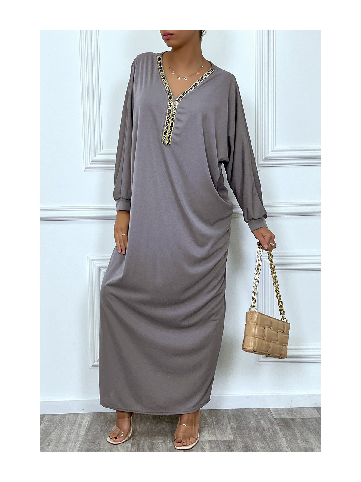 Abaya taupe à encolure de strass et manches longues - 3