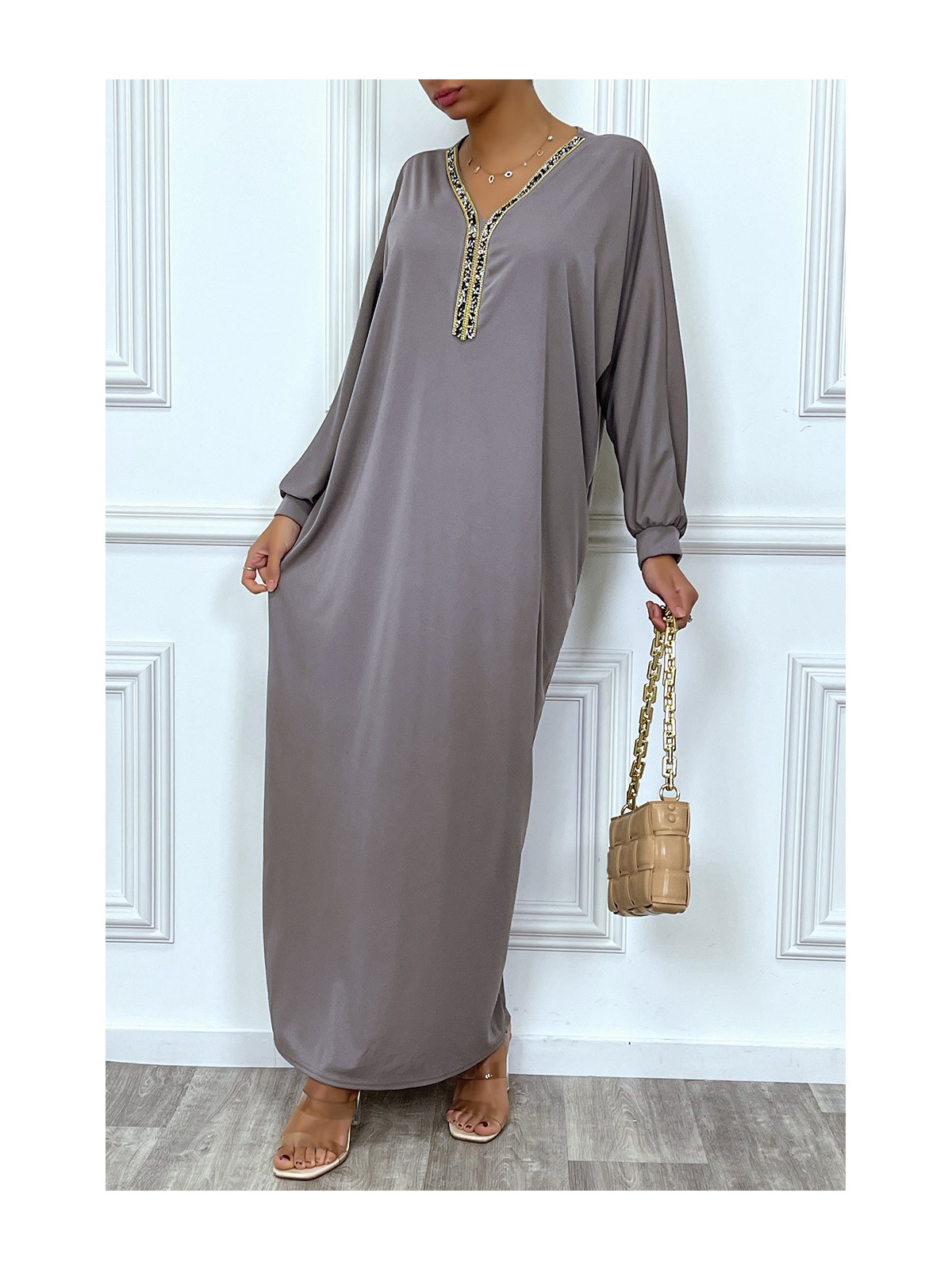 Abaya taupe à encolure de strass et manches longues - 4