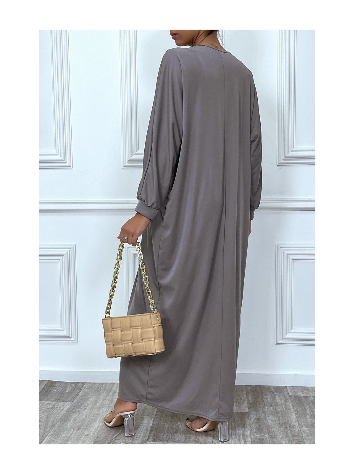 Abaya taupe à encolure de strass et manches longues - 6