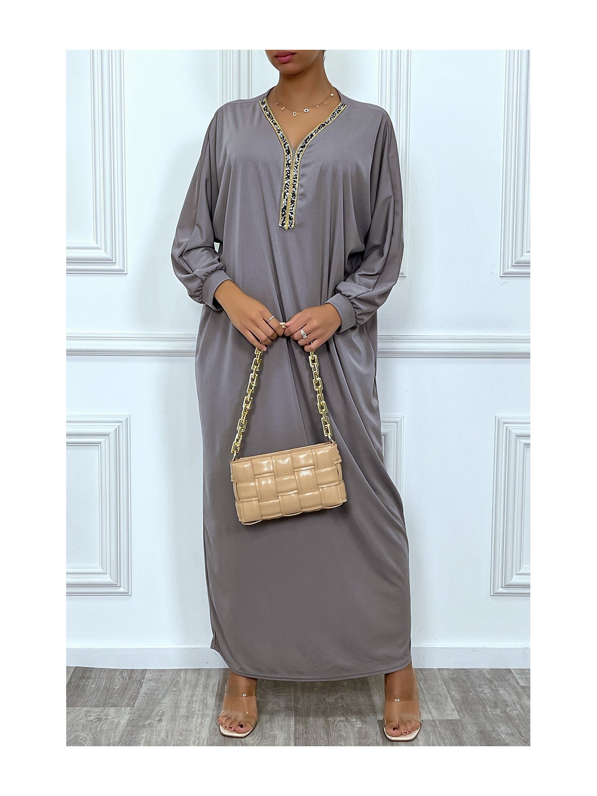 Abaya taupe à encolure de strass et manches longues - 7