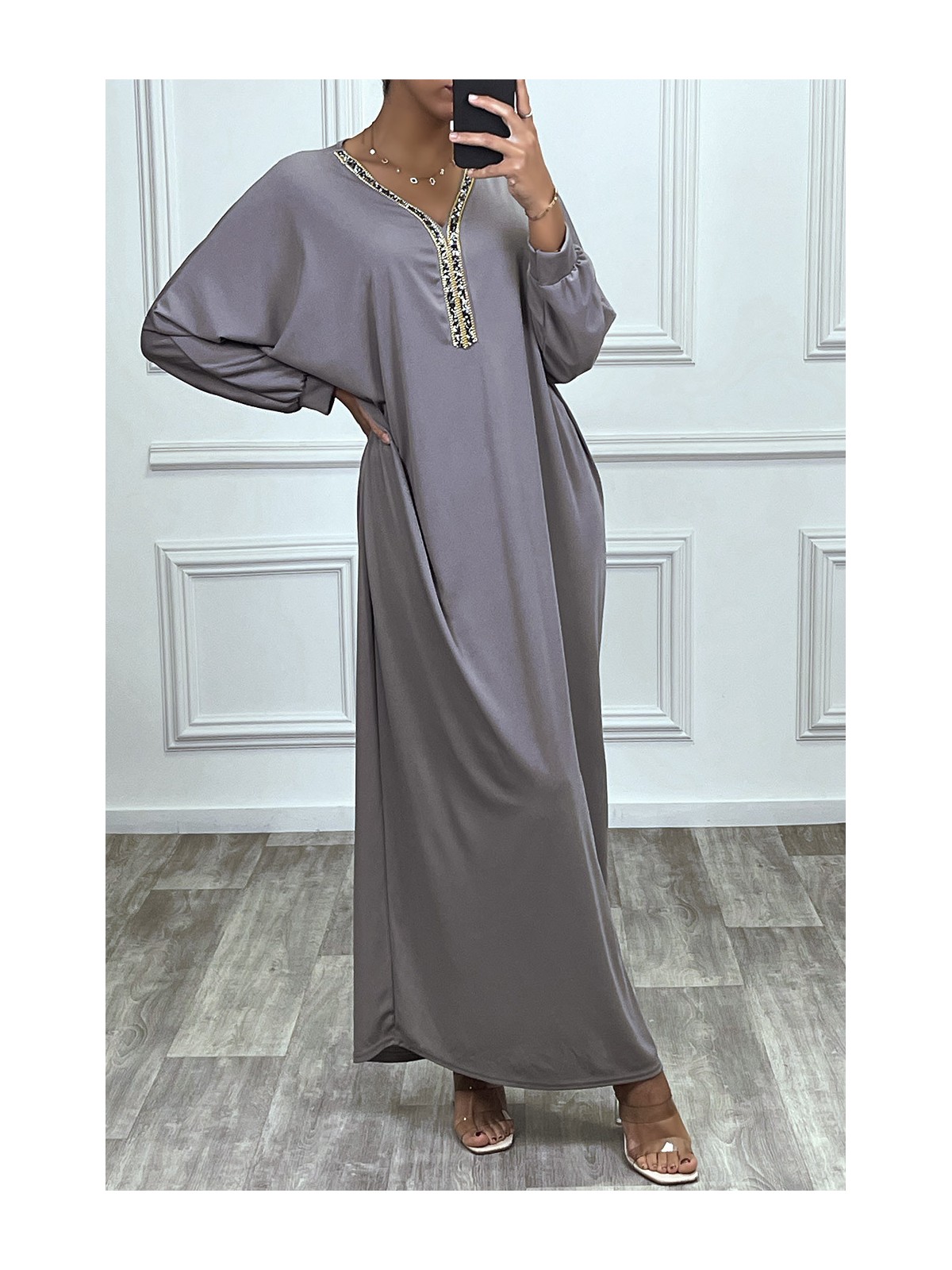 Abaya taupe à encolure de strass et manches longues - 8