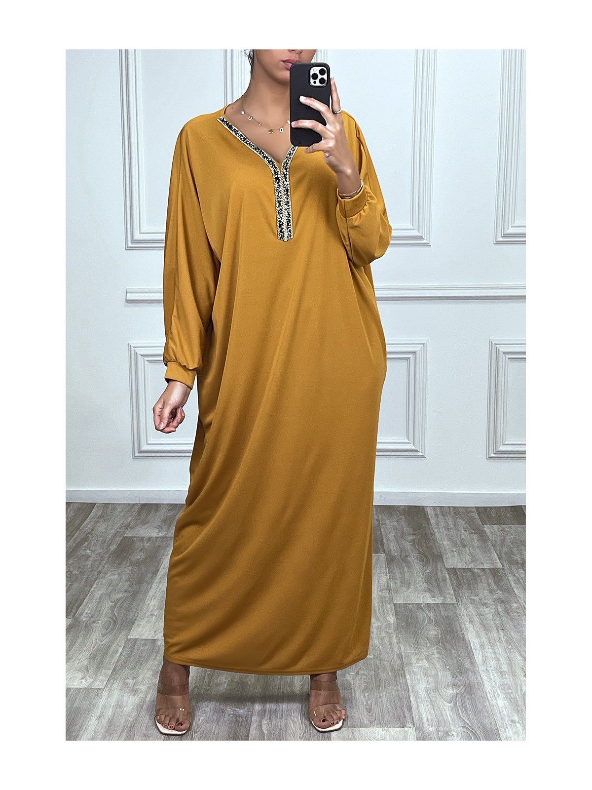 Abaya moutarde à encolure de strass et manches longues - 1