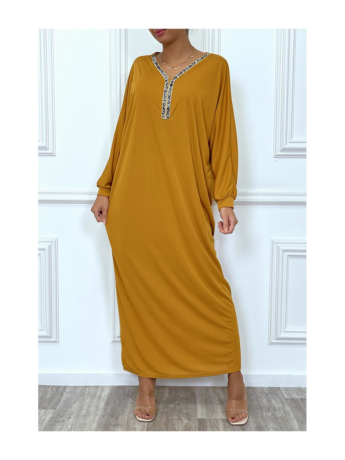 Abaya moutarde à encolure de strass et manches longues - 4