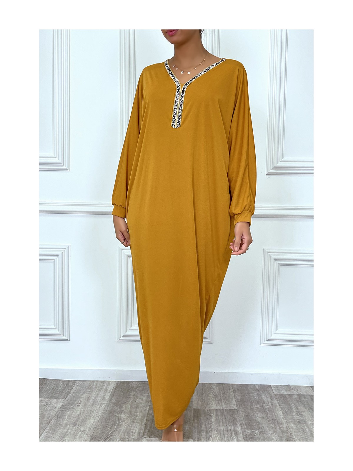 Abaya moutarde à encolure de strass et manches longues - 5