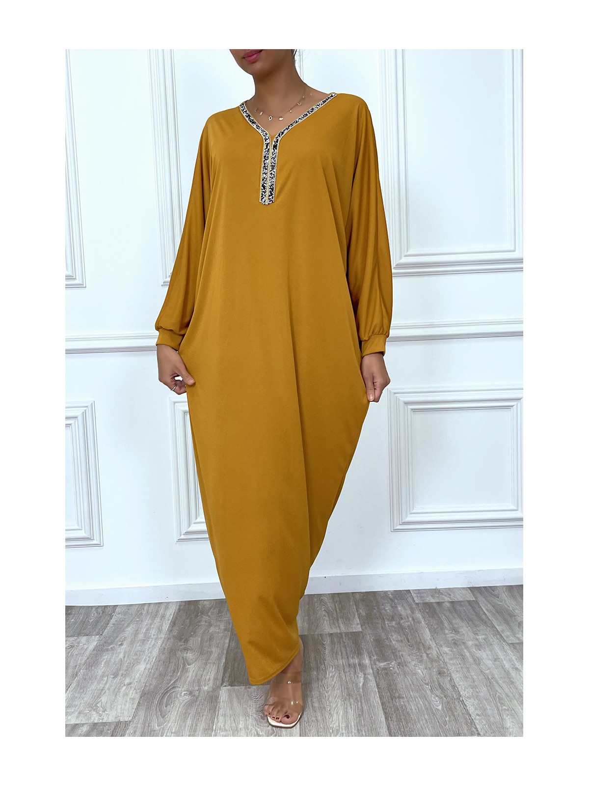 Abaya moutarde à encolure de strass et manches longues - 6