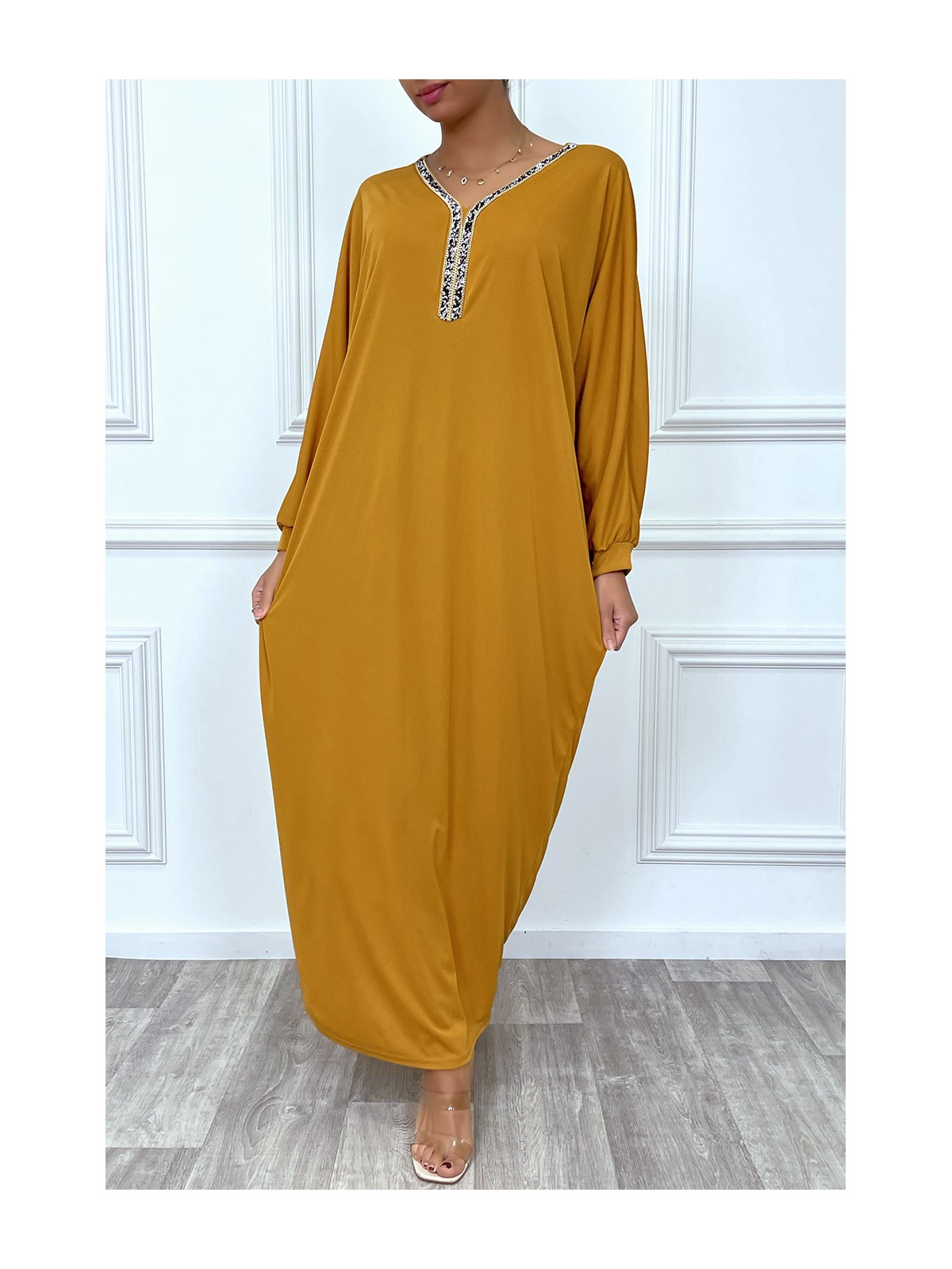 Abaya moutarde à encolure de strass et manches longues - 7