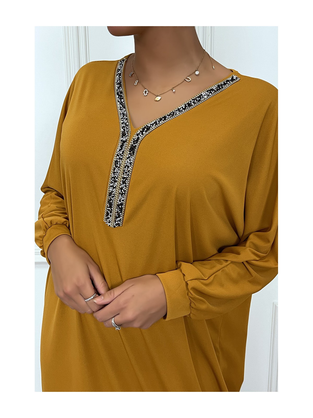 Abaya moutarde à encolure de strass et manches longues - 9