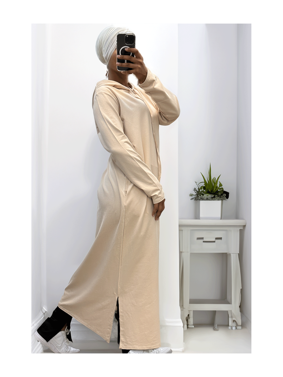 Longue robe sweat abaya beige à capuche - 3