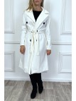 Long manteau croisé en blanc avec poches boutons et ceinture - 1