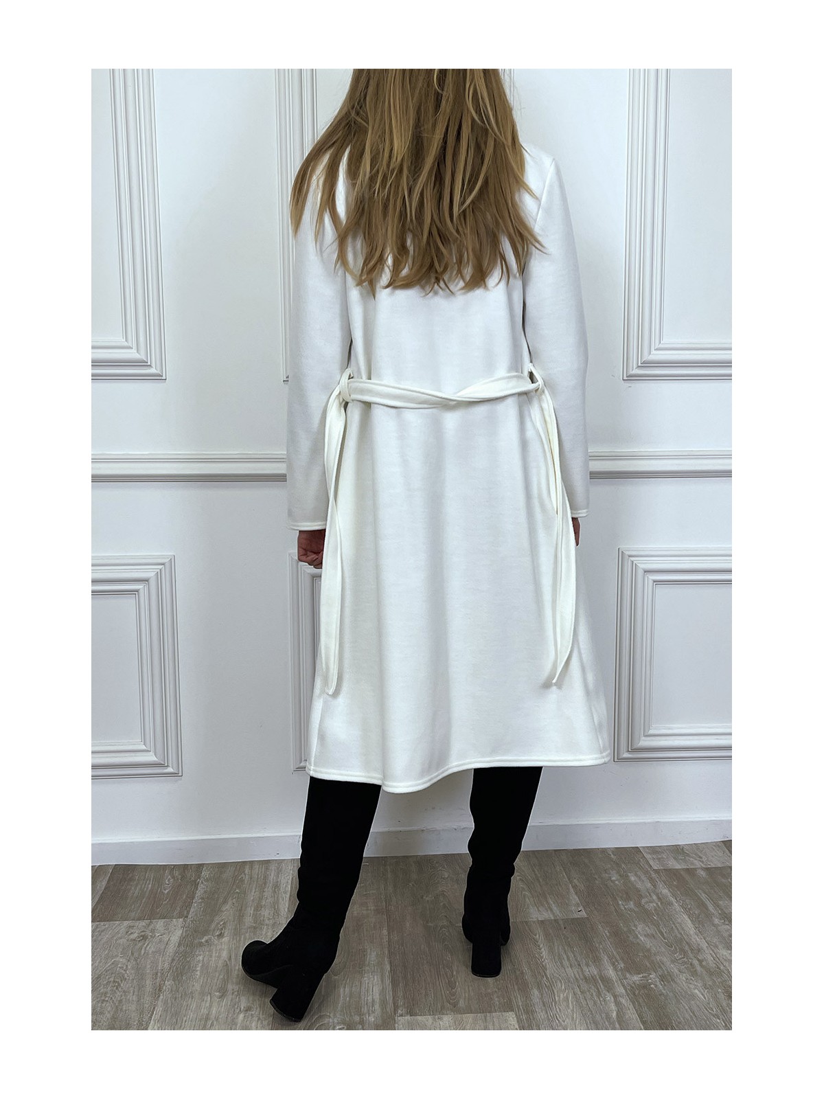 Long manteau croisé en blanc avec poches boutons et ceinture - 8