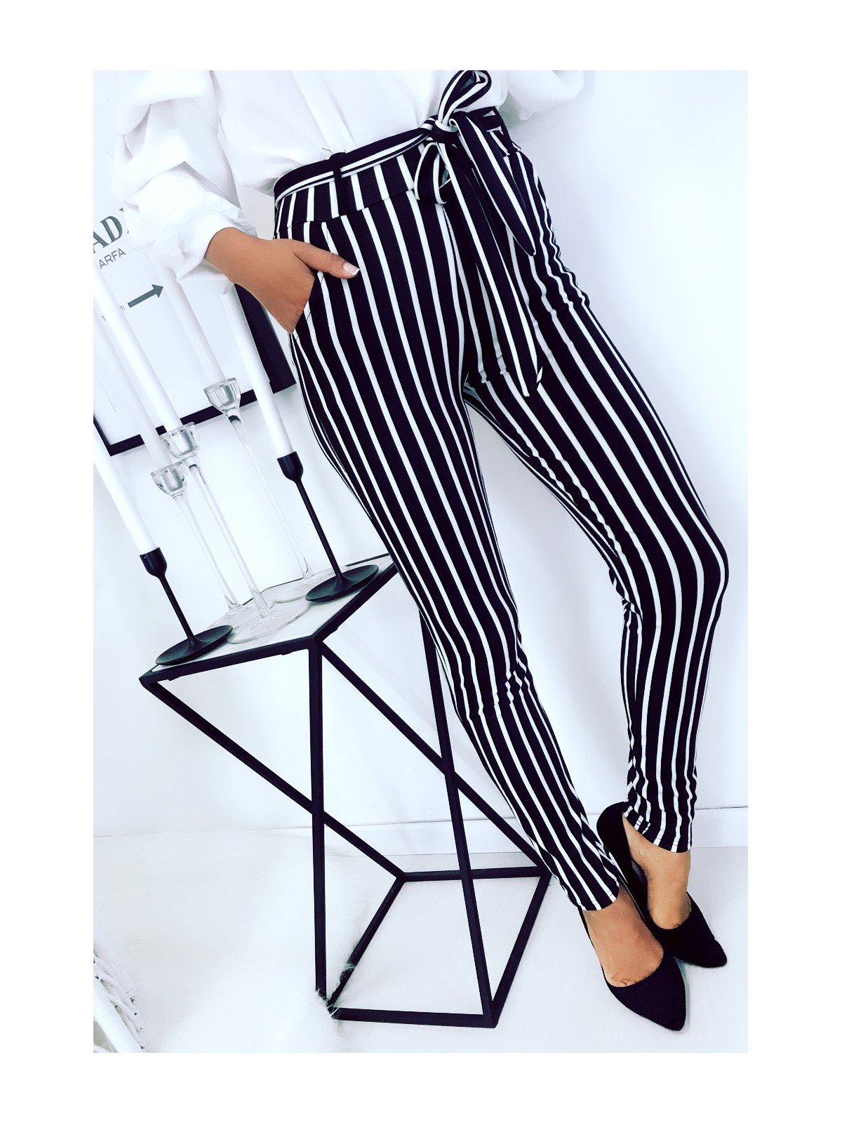 Pantalon slim rayé noir et blanc avec poches et ceinture. Pantalon 694 - 3