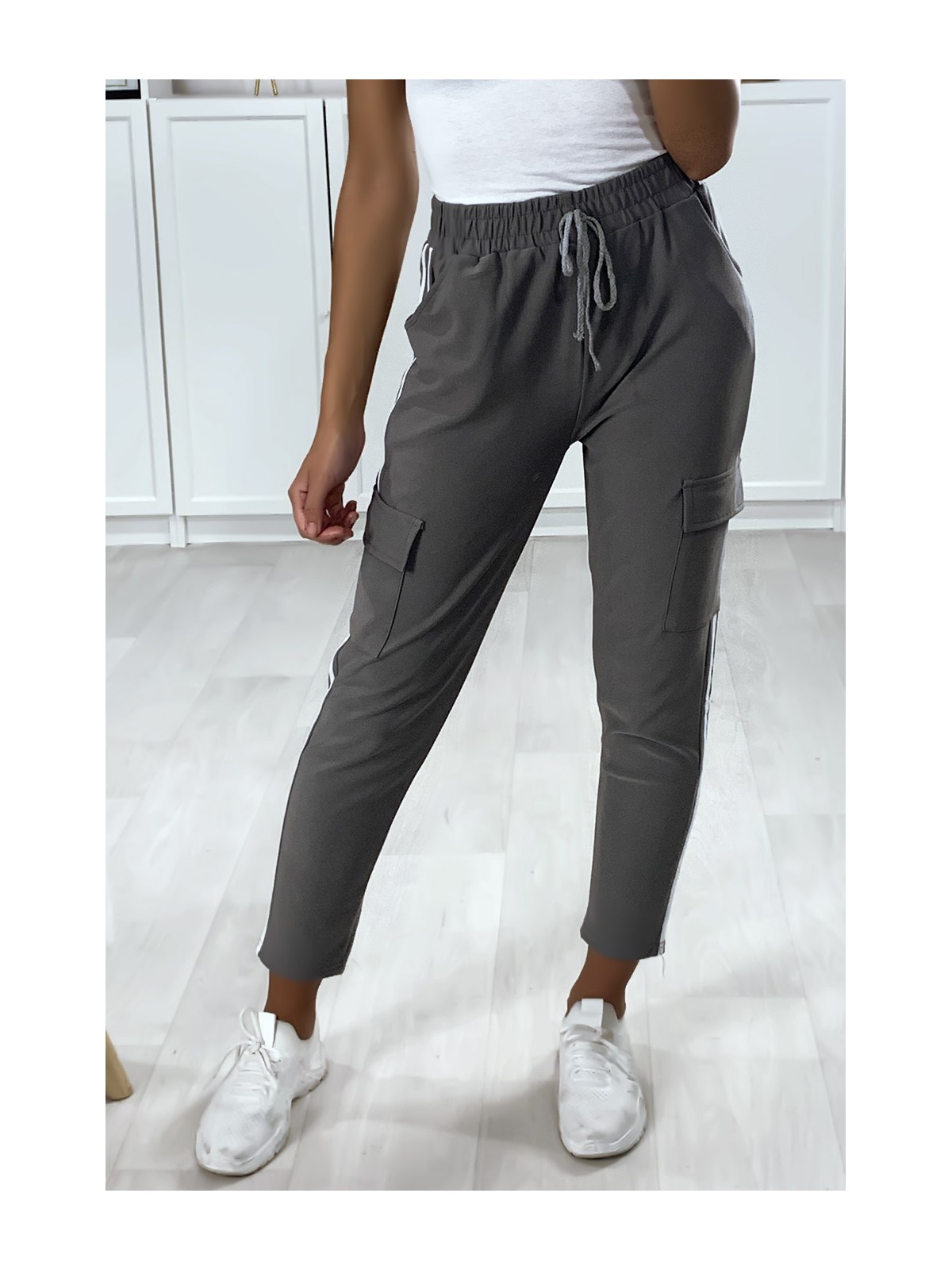 Pantalon jogging gris avec bandes et poches sur les cotés - 2