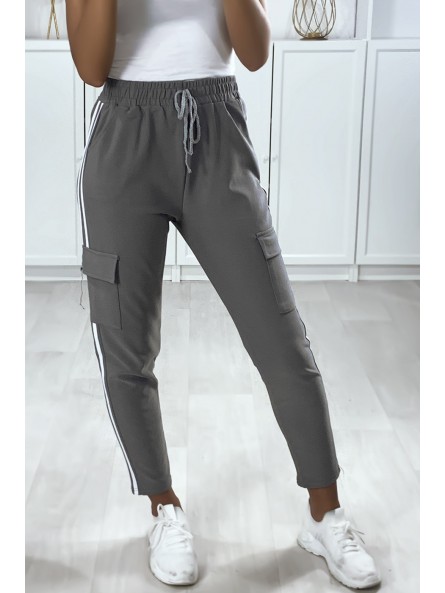 Pantalon jogging gris avec bandes et poches sur les cotés - 3