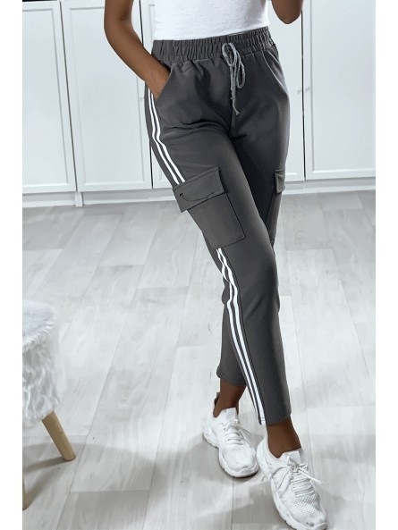 Pantalon jogging gris avec bandes et poches sur les cotés - 4
