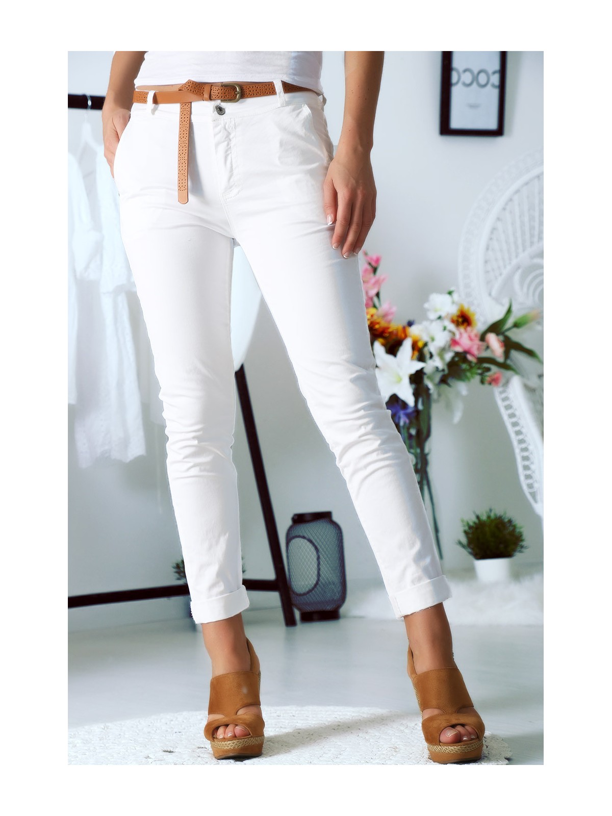 Superbe pantalon Blanc slim avec ceinture en similicuir - 1