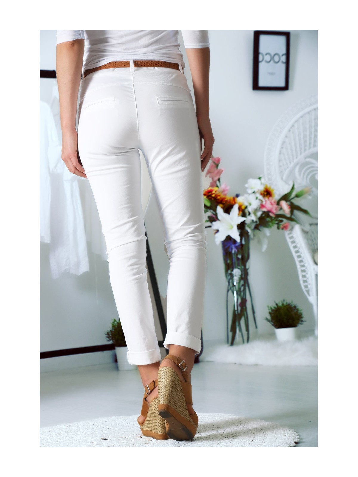 Superbe pantalon Blanc slim avec ceinture en similicuir - 4